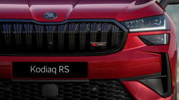 Vista frontal del Skoda Kodiaq RS destacando su parrilla agresiva