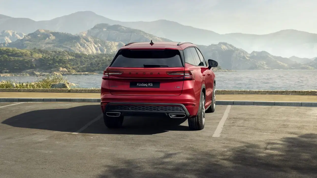 Vista trasera y lateral del Skoda Kodiaq RS mostrando su diseño deportivo.