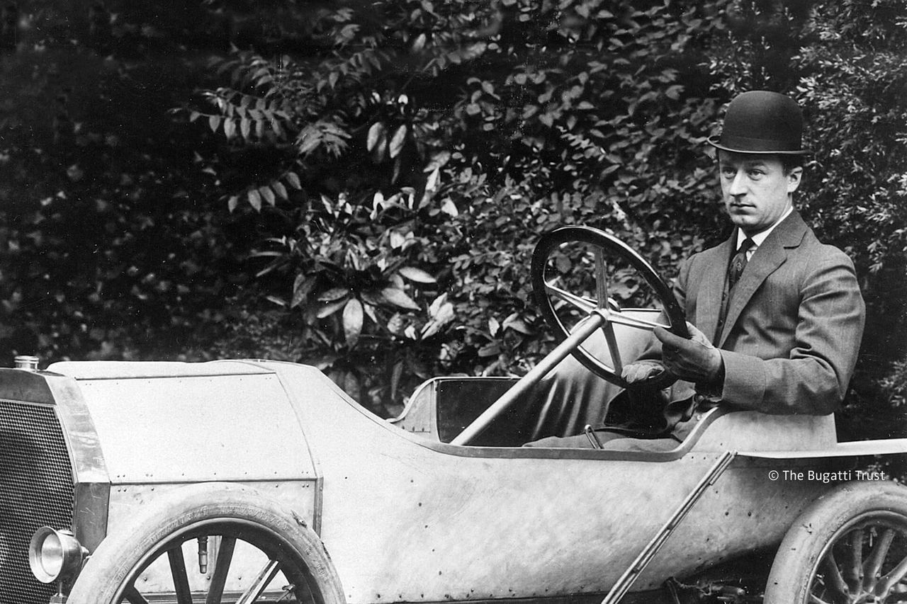 Ettore Bugatti al volante de un clásico de principios del siglo XX.