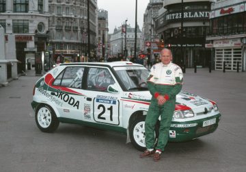 Skoda Felicia de competición, lateral visible y piloto apoyado.