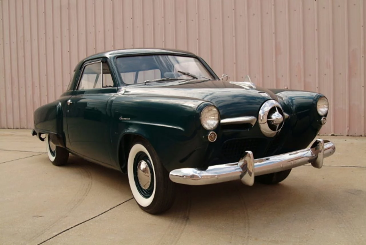 Clásico Studebaker Champion de 1950, ícono diseño americano.