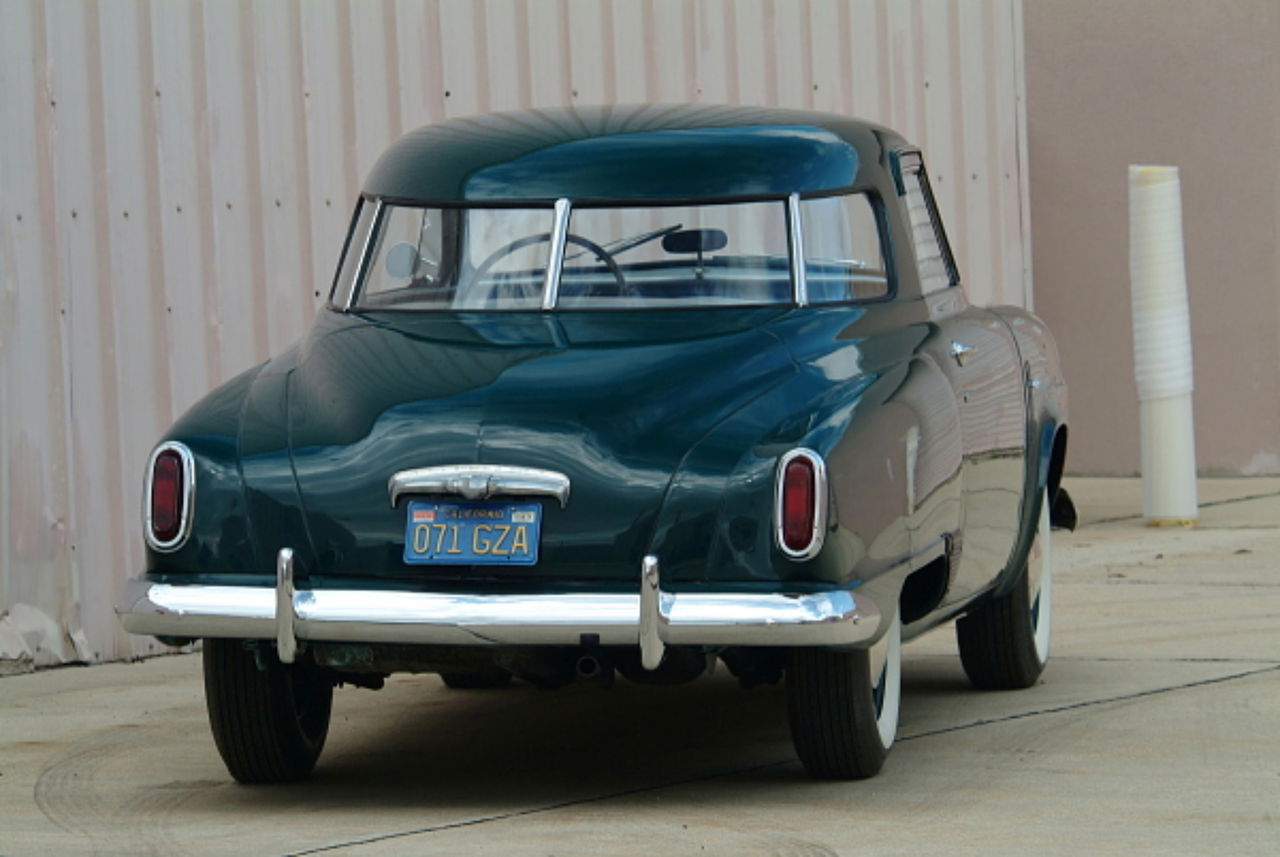 Vista trasera Studebaker Champion 1950, diseño icónico americano.