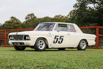 Perfil icónico del Studebaker Lark Daytona de 1965, elegancia y potencia americanas.