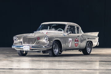 Vista lateral de un Studebaker Silver Hawk en competición