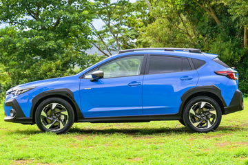 El renovado Subaru Crosstrek 2024 en su hábitat natural, mostrando su línea lateral y diseño robusto.