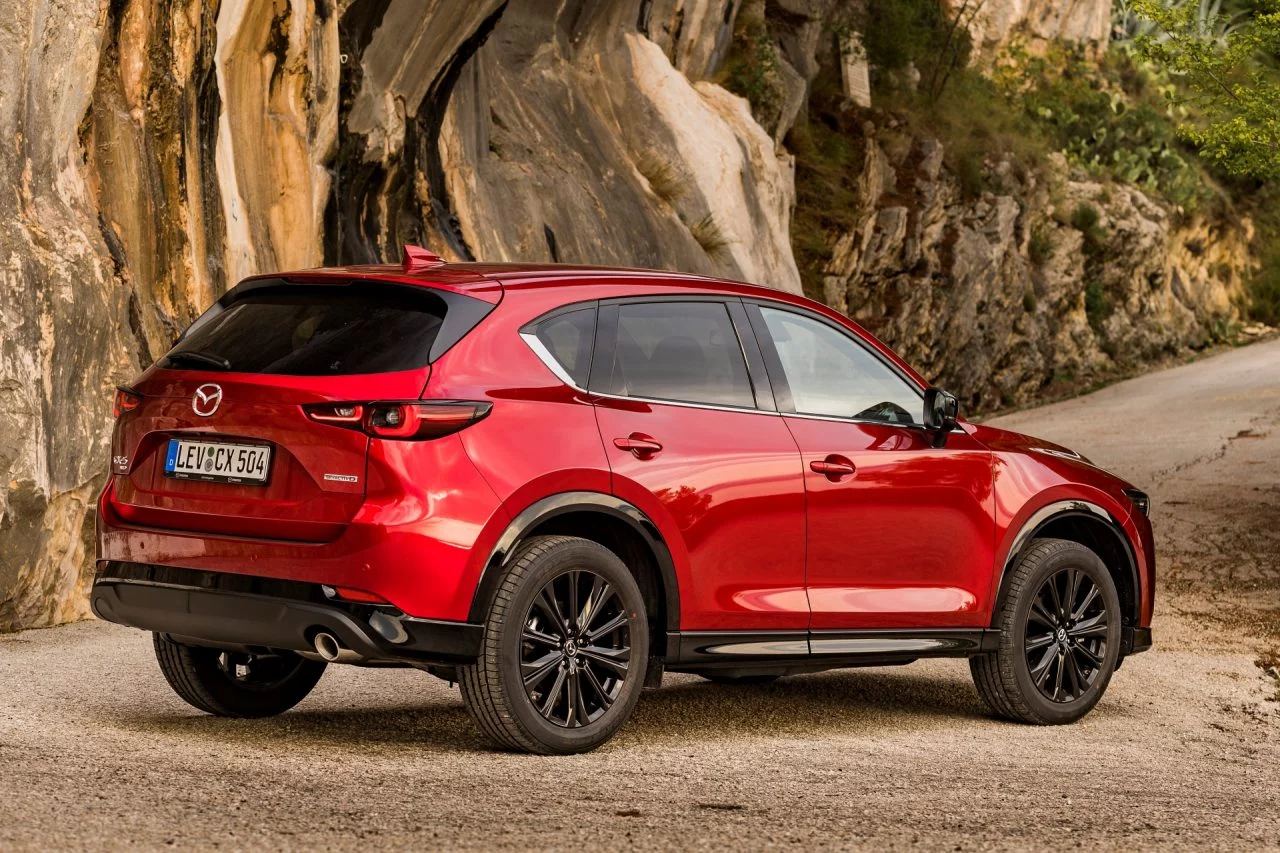 Vista lateral del Mazda CX-5, destacando su línea y diseño aerodinámico.