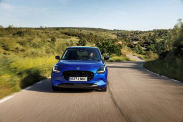 Vista dinámica del Suzuki Swift 2024 en carretera.