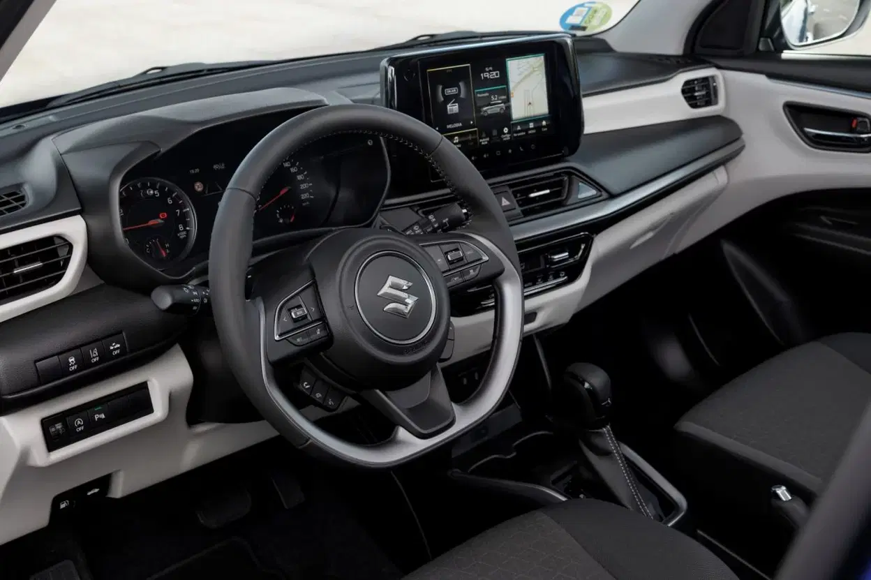 Cockpit del Suzuki Swift 2024 con diseño vanguardista y acabados modernos.