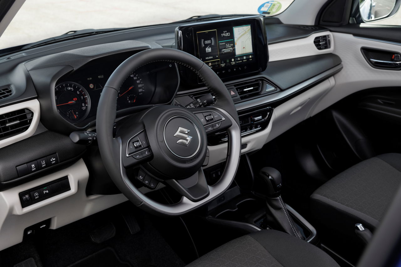 Cockpit del Suzuki Swift 2024 con diseño vanguardista y acabados modernos.