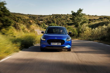 Vista dinámica del Suzuki Swift 2024 enfatizando su diseño trasero y lateral.