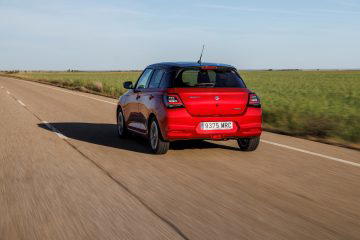 El Suzuki Swift 2024 en su vista trasera lateral, destacando su diseño compacto.