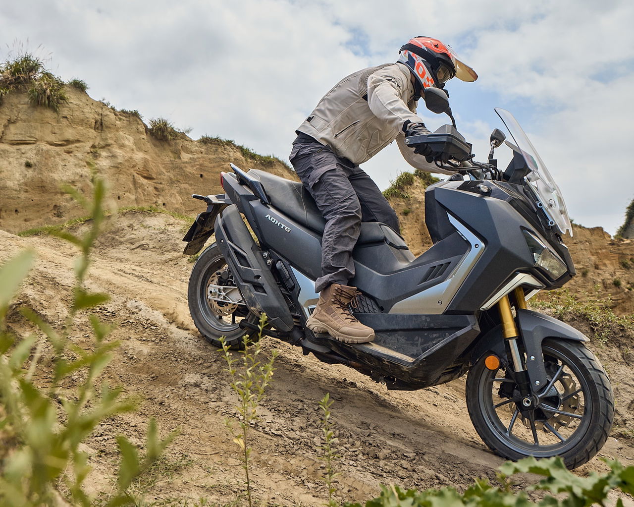 Vista dinámica del SYM ADXTG 400 en acción, combinación perfecta entre agilidad y fuerza.