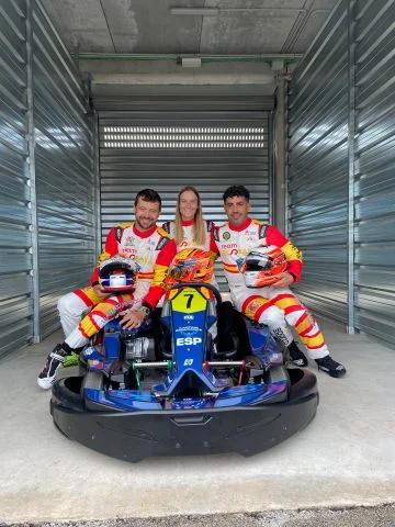 Integrantes del equipo español posan con su kart número 7 en el box.