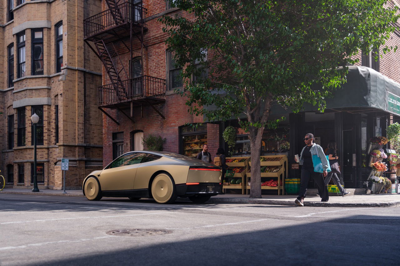 Vista lateral del innovador Tesla Cybercab circulando por la ciudad.