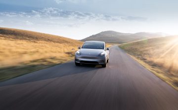 Tesla Model Y captado en dinámica, mostrando su diseño frontal y perfil lateral imponente