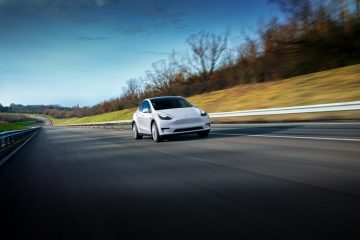 Tesla Model Y en movimiento, destacando su diseño aerodinámico y frontal imponente.