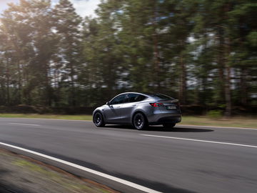 Lateral del Tesla Model Y rodando con elegancia y dinamismo.