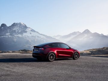 Vista lateral del Tesla Model Y mostrando su silueta aerodinámica y diseño elegante