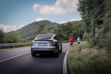 El Tesla Model Y demuestra su porte elegante y aerodinámico en marcha.