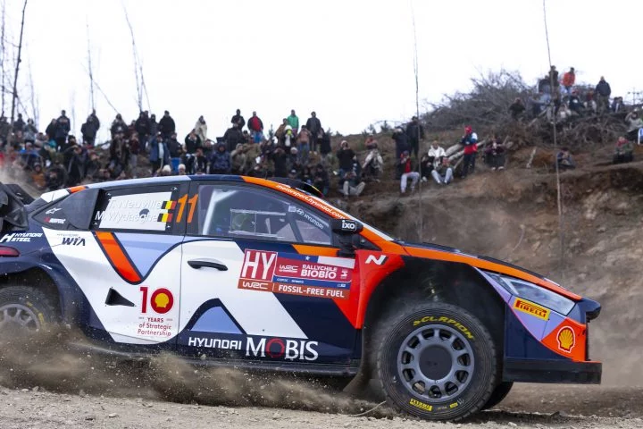 Thierry Neuville compitiendo en WRC con su Hyundai