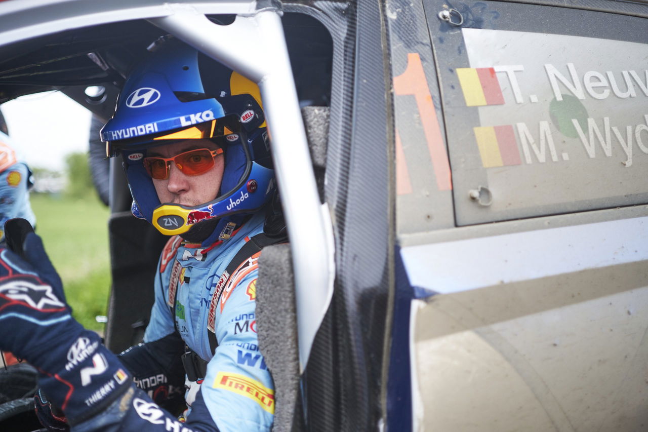 Thierry Neuville enfocado antes de competir en su Hyundai del WRC.