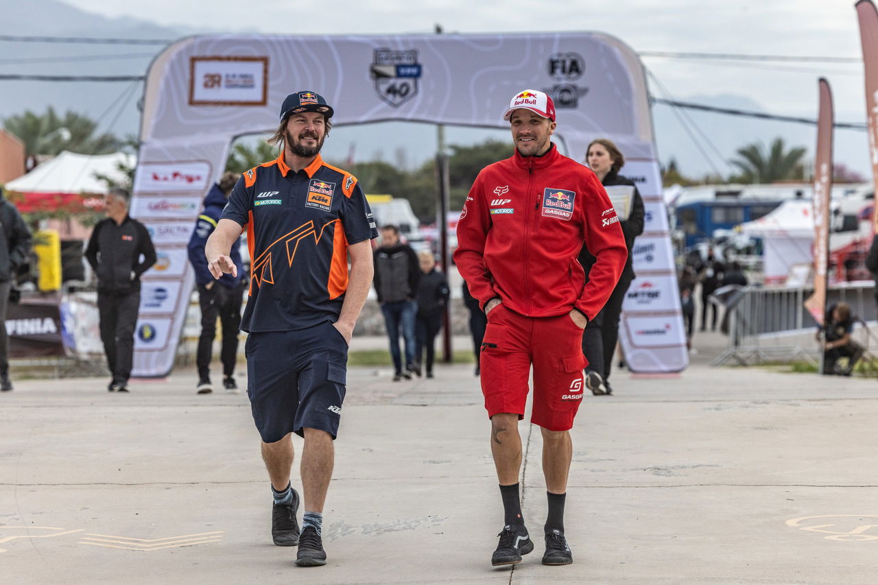 Toby Price y Sam Sunderland, leyendas del Dakar, en nueva aventura automovilística.