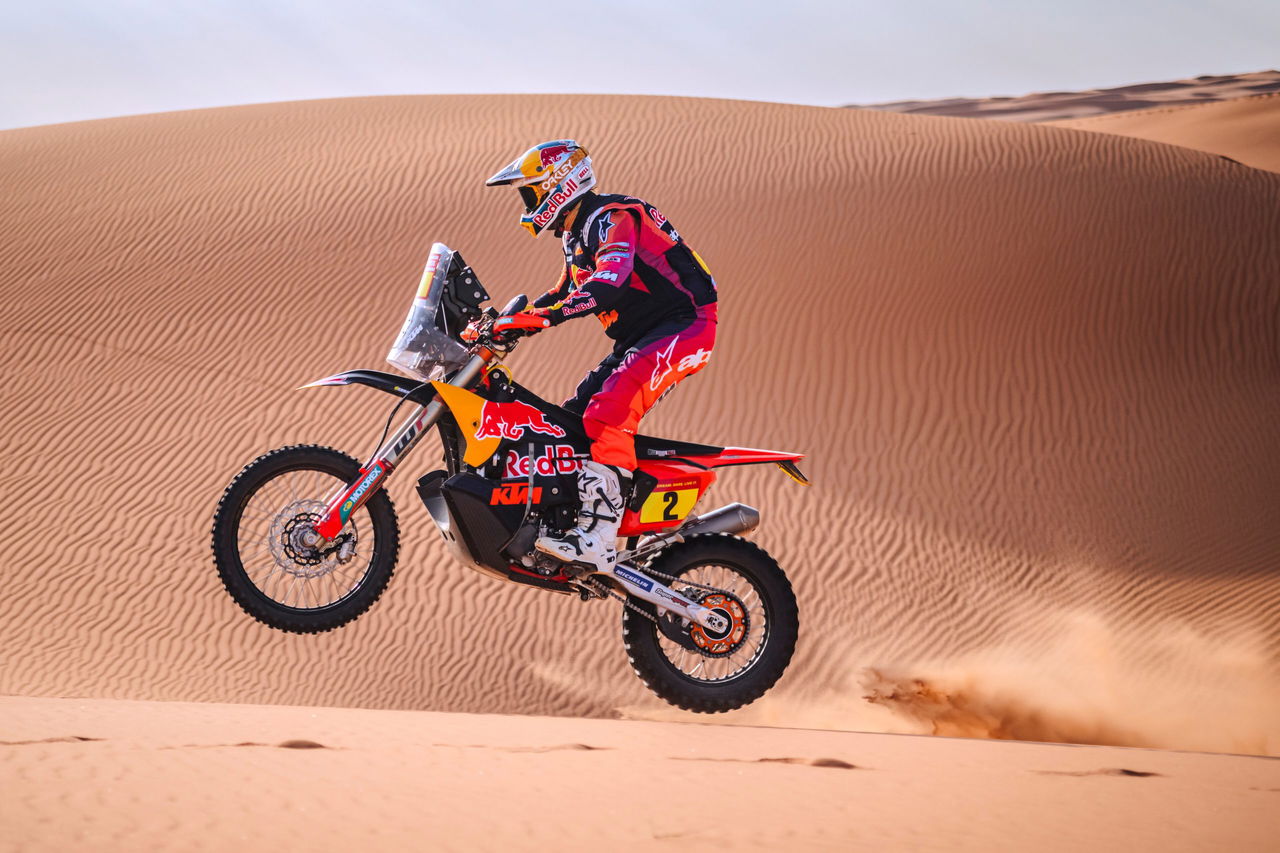 Piloto Toby Price compitiendo en el Rally Dakar 2025 con su motocicleta KTM.