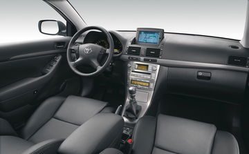 Vista interior destacando calidad y diseño de acabados del Toyota Avensis 2004.