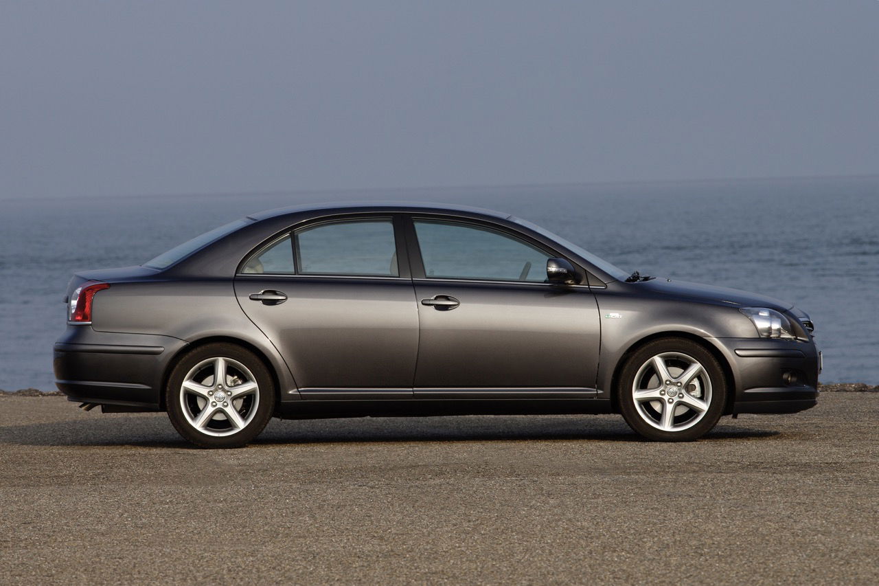 Vista lateral del Toyota Avensis del 2004, mostrando líneas clásicas y robustas.