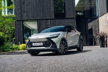 Toyota C-HR exhibiendo su diseño frontal radical y perfil dinámico.