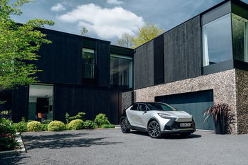 Vista delantera y lateral del Toyota C-HR, destacando su diseño vanguardista.