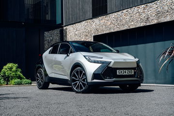 El Toyota C-HR exhibe un diseño lateral dinámico con líneas pronunciadas.