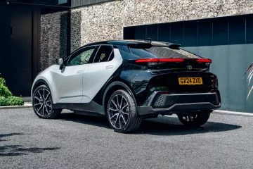 Vista trasera y lateral del Toyota C-HR destacando su diseño vanguardista.