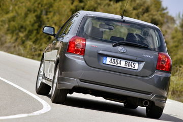 Toyota Corolla TS en carretera, mostrando línea y diseño trasero