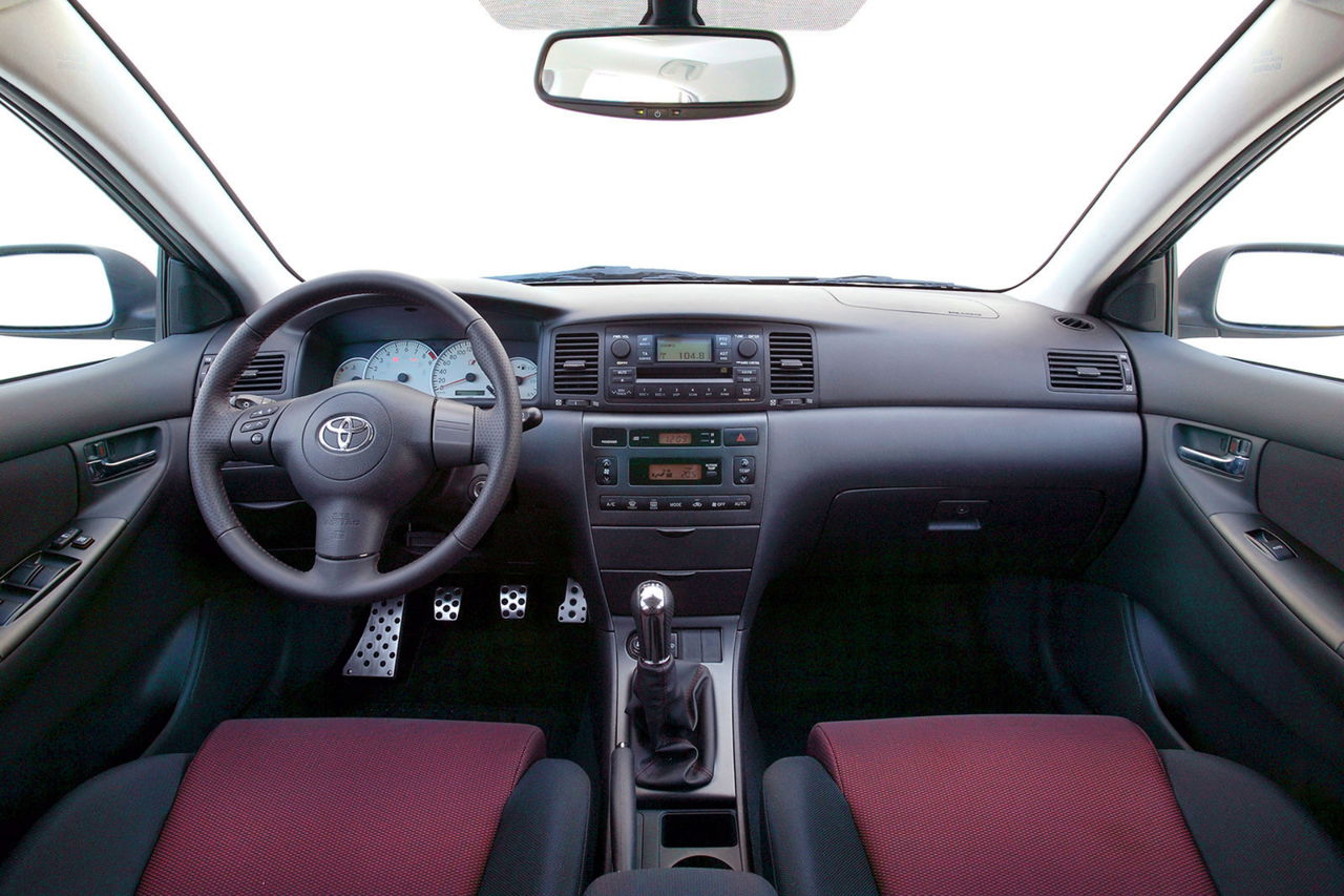 Vista del cockpit del Toyota Corolla TS realzando su deportividad y ergonomía.