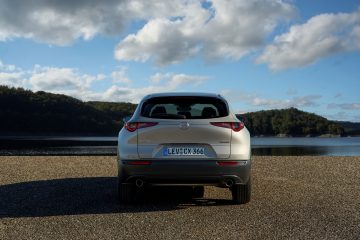 Vista de la zaga del Mazda CX-30, destacando su diseño limpio y moderno.