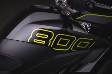 Vista cercana del emblema y cifras identificativas en Triumph Tiger Sport 800.