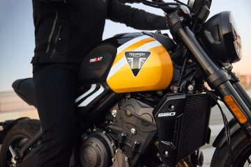 La Triumph Trident 660 presenta un diseño que mezcla modernidad y toques clásicos.