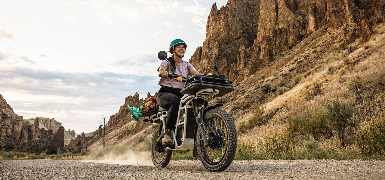 Vista lateral de la UBCO 2x2, una innovadora bicicleta eléctrica doble tracción.