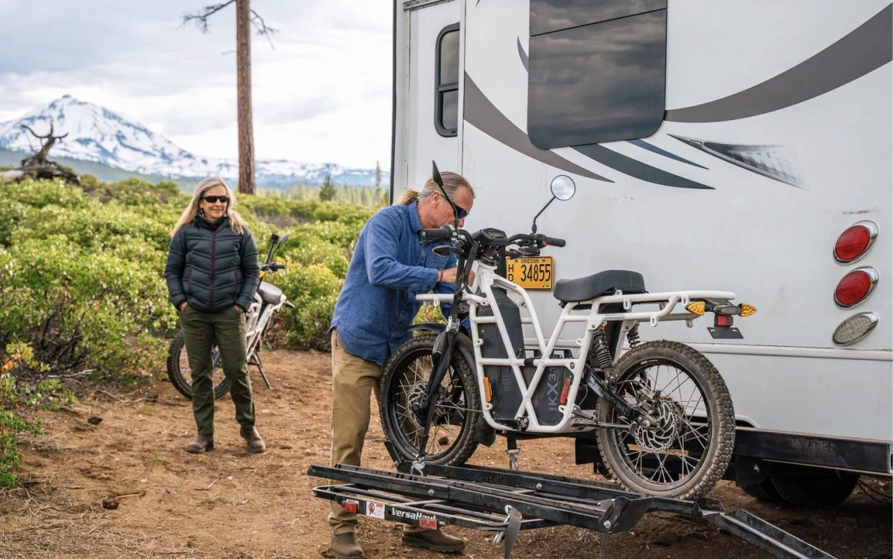 Carga de la Ubco 2x2 ebike, enfocado en su diseño funcional y uso outdoor.