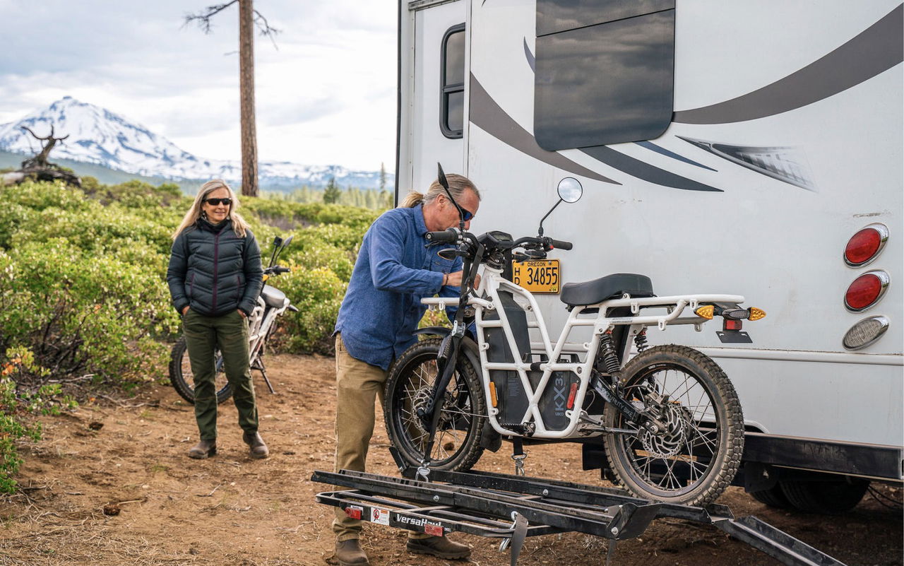 Carga de la Ubco 2x2 ebike, enfocado en su diseño funcional y uso outdoor.