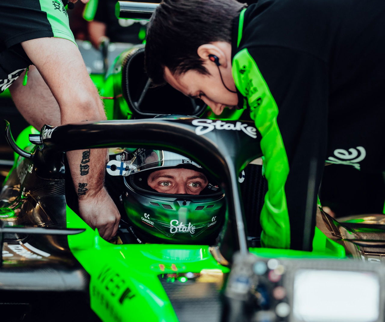 Vista cercana de un piloto preparándose para salir a pista en el GP de México