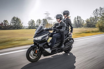 Scooter GT Voge SR4 Max T en acción, dinamismo y potencia en carretera