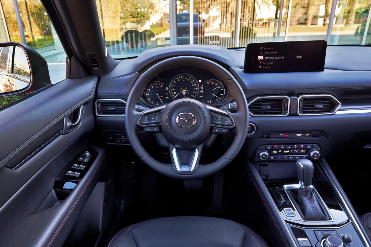 Vista detallada del volante y cuadro de instrumentos del Mazda CX-5.