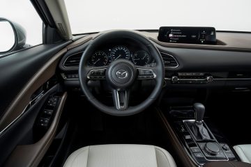 Volante y consola del Mazda CX-30, acabados de calidad