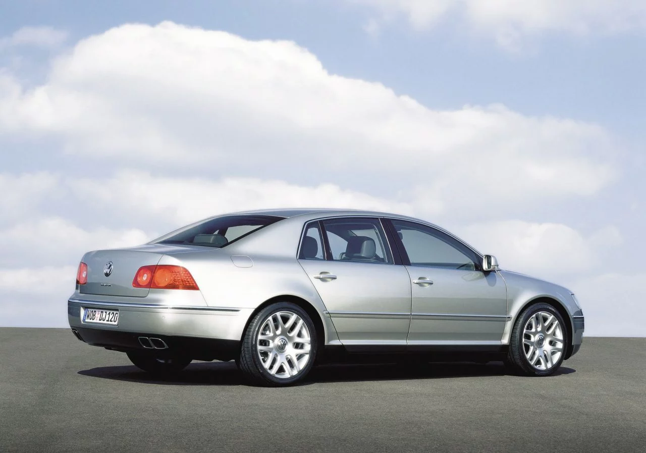 Vista lateral del Volkswagen Phaeton, distinción y elegancia alemanas