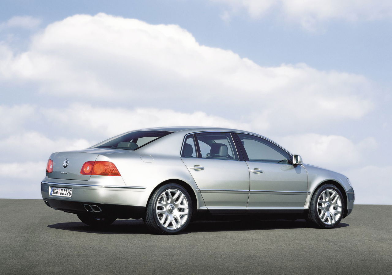 Vista lateral del Volkswagen Phaeton, distinción y elegancia alemanas