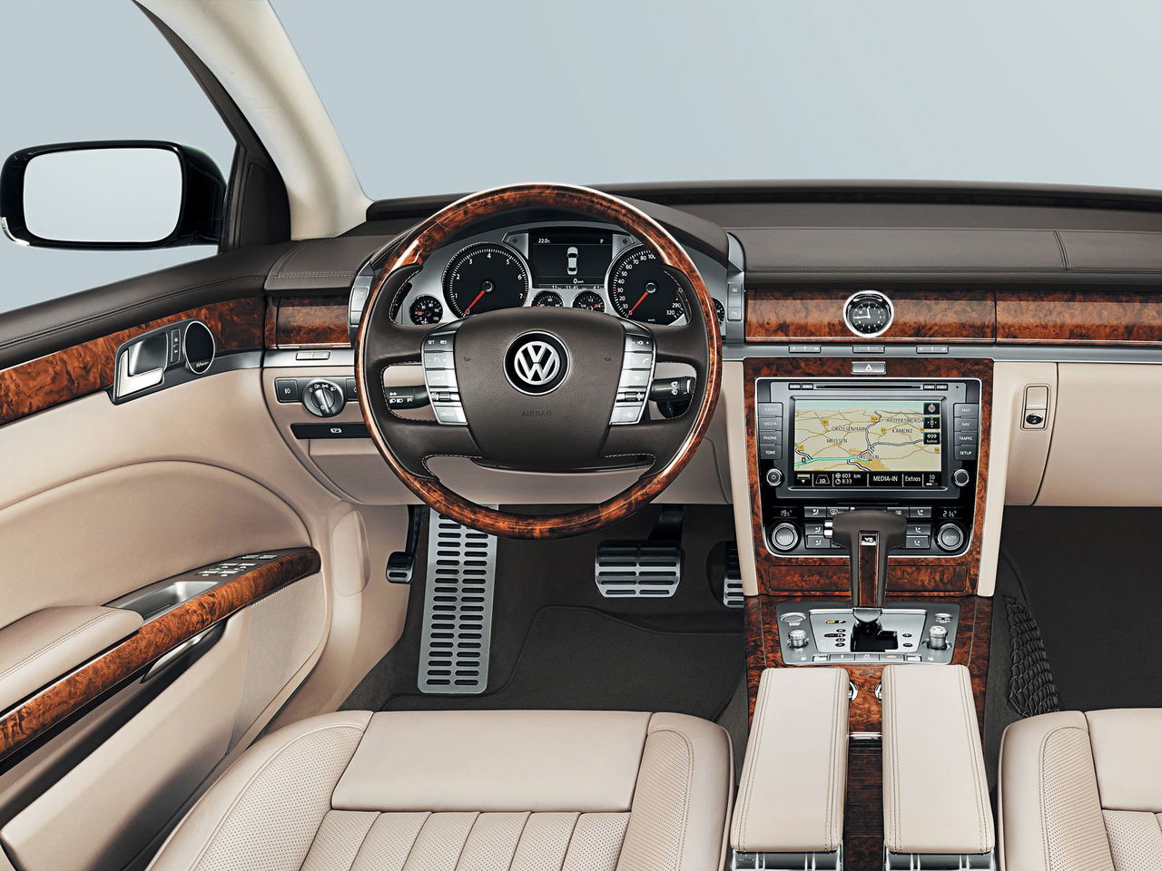 Cabina del Volkswagen Phaeton, lujo y detalle artesanal.