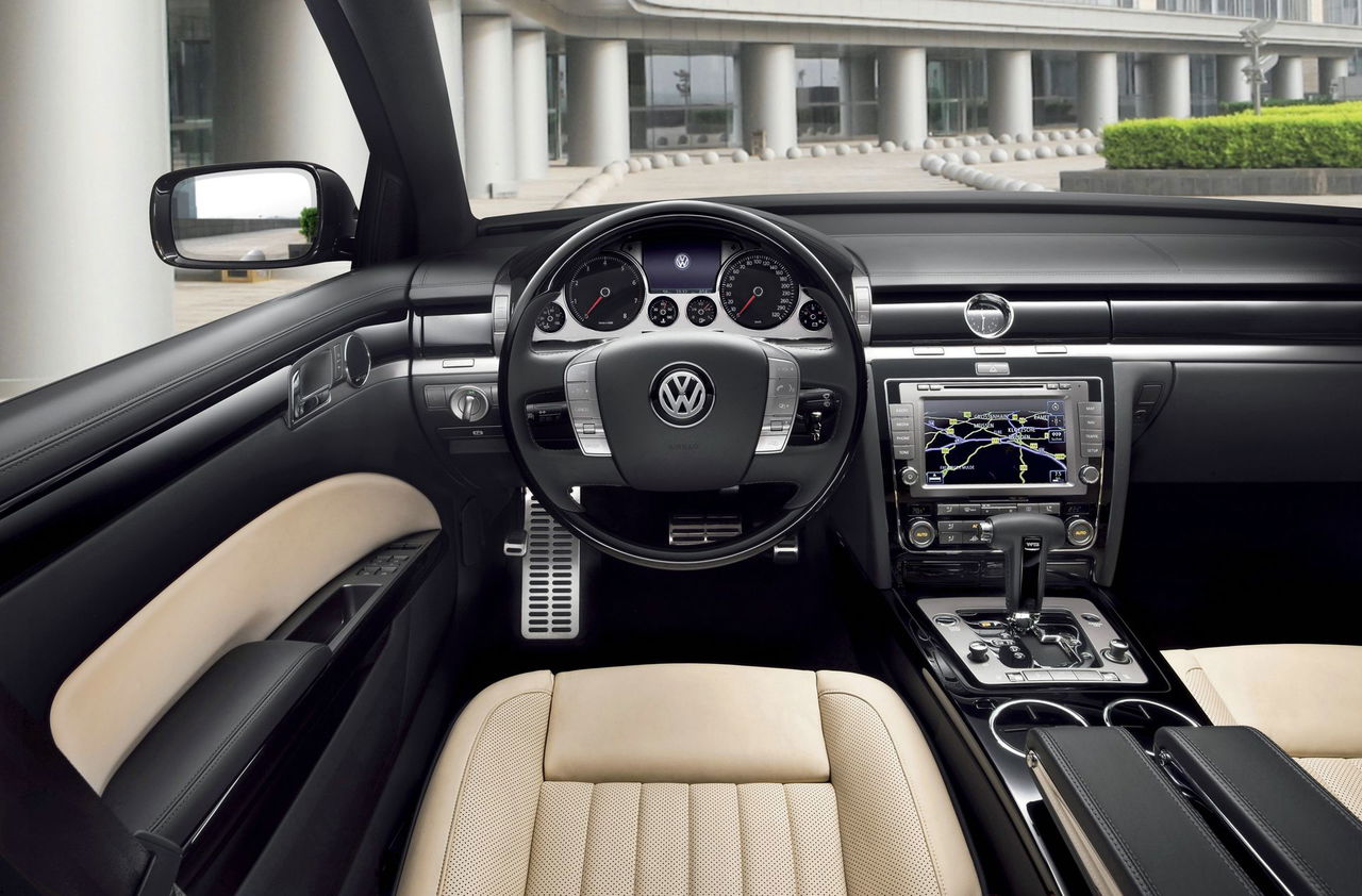 Vista del opulento interior del Volkswagen Phaeton, con acabados de alta calidad.