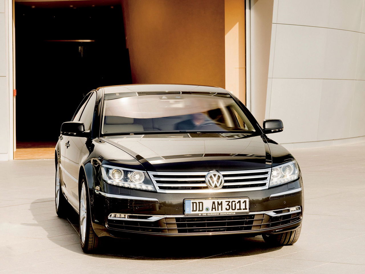 Vista frontal-lateral del Volkswagen Phaeton, lujo y elegancia.